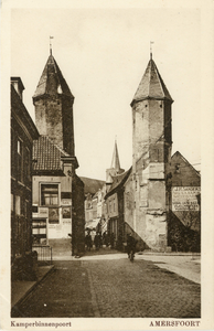 12713 Gezicht op de Kamperbinnenpoort te Amersfoort uit het noordoosten.